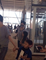 王菲携女儿李嫣泰国度假 天后身材纤细