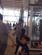 王菲携女儿赴泰国度假 李嫣长发披肩