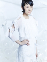 海清封面大片演绎仲夏之梦 清新美艳变仙境精灵