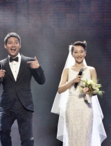 周迅高圣远完婚！现场十指紧扣深情拥吻