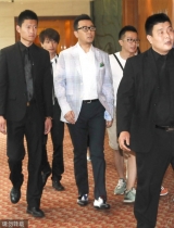 郭涛西装革履现身上海 黑衣保镖左右护驾拦路人