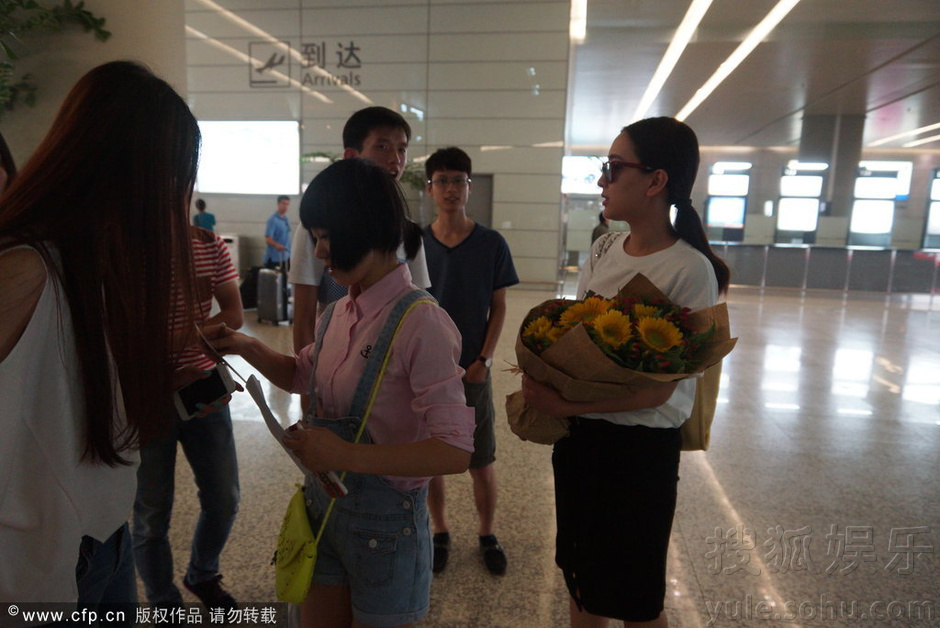 马苏现身机场粉丝献花接机 为影迷签名展亲和力