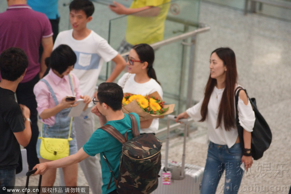 马苏现身机场粉丝献花接机 为影迷签名展亲和力