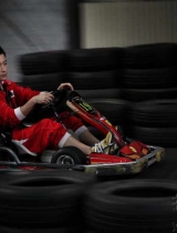 乔任梁赛车场现活力魅影 动感型男英姿卓绝