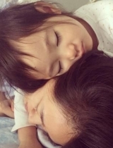 李小鹏晒女儿与妻子睡姿 网友：想给奥莉当床垫
