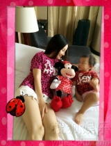 李小璐晒女儿近照 小甜馨发烧不忘抠脚