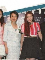 赌王四太带久未露面超欣观剧 个子高过姐姐