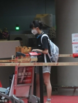 小彩旗休闲装现身机场 不见镜头放松精神脱口罩