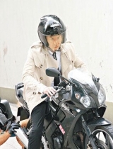 郑嘉颖当年考驾照遭拒绝 母亲：断绝关系