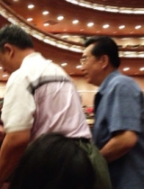 李双江近照曝光 与友人观看演出笑容满面