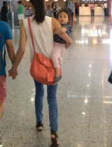 小奥莉获大力妈咪单手抱 李小鹏紧牵妻子显甜蜜