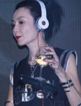 张曼玉变身DJ打碟喊麦 婚后高圆圆台下展甜笑