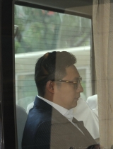 王岳伦车内不理会镜头 候场玩手机低头不语