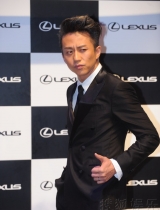 邓超被美女求拥抱来者不拒 拍照耍酷POSE多