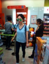 王菲携李嫣现香港 注视女儿显母爱