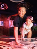 李小鹏带奥莉逛海洋馆 不忍心亲自当女儿教练