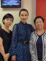 刘嘉玲搂梁朝伟妈妈亲密合影 婆媳感情回暖