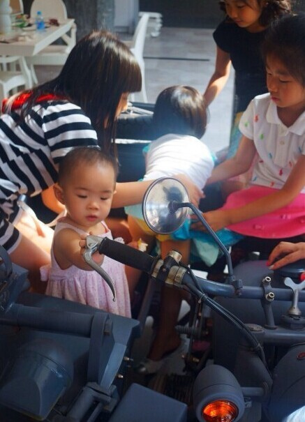 黄奕带女儿铛铛与朋友欢聚 未见黄毅清