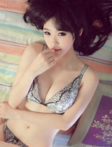 90后“国民校花”华伊沫 拍摄性感比基尼写真