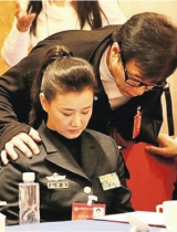 成龙贴面礼“亲密”宋祖英 遭狠批:不庄重